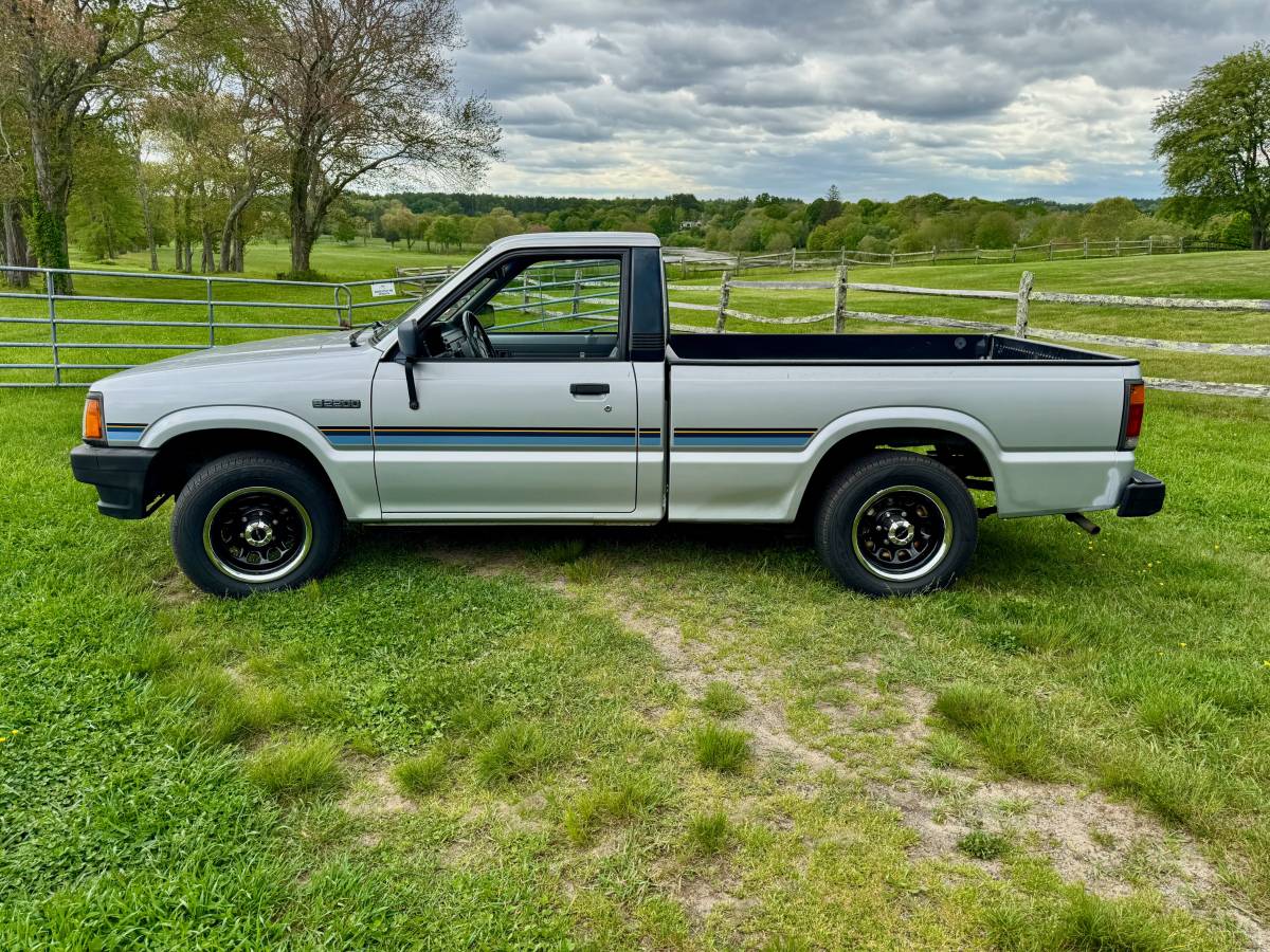 Mazda-b2200-1988-silver-11