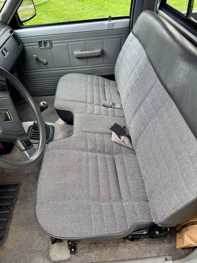 Mazda-b2200-1988-silver-5