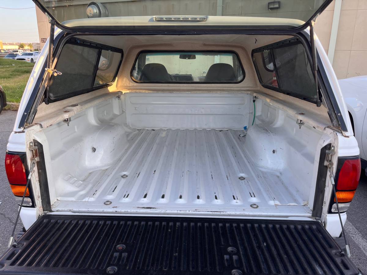 Mazda-b2300-1994-white-10
