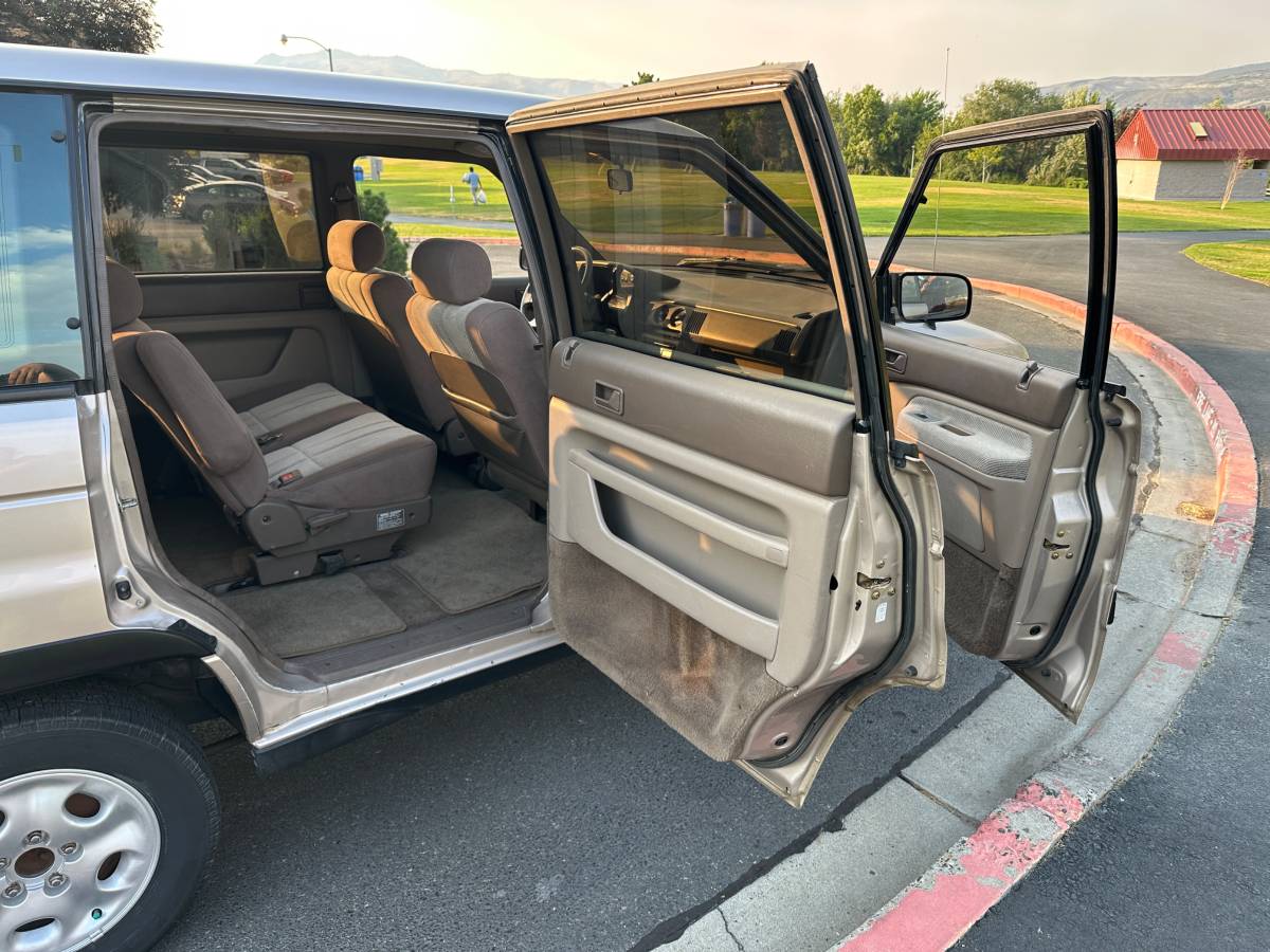 Mazda-mpv-1992-11