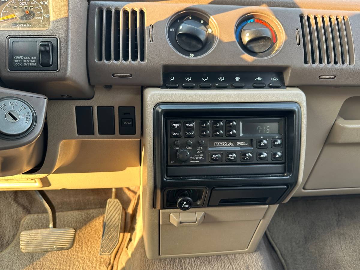 Mazda-mpv-1992-17
