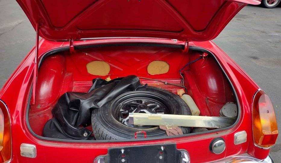 Mb-mgb-1976-red-14