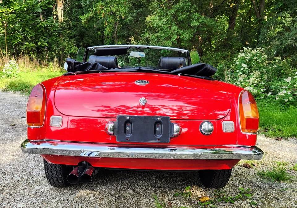 Mb-mgb-1976-red-3