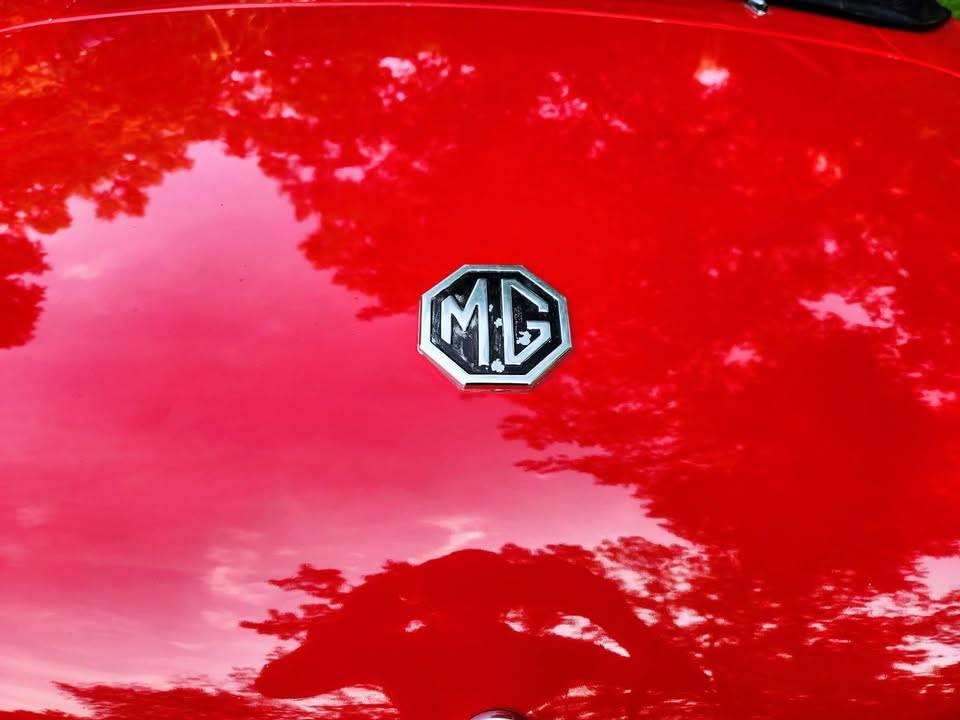 Mb-mgb-1976-red-4
