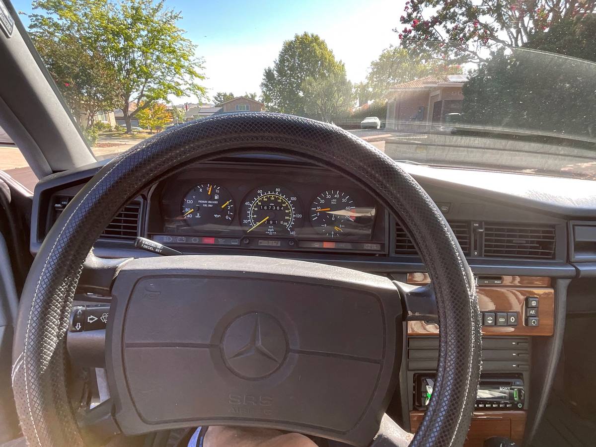 Mercedes-190e-1991-6