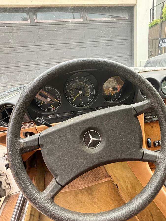 Mercedes-1985-white-14