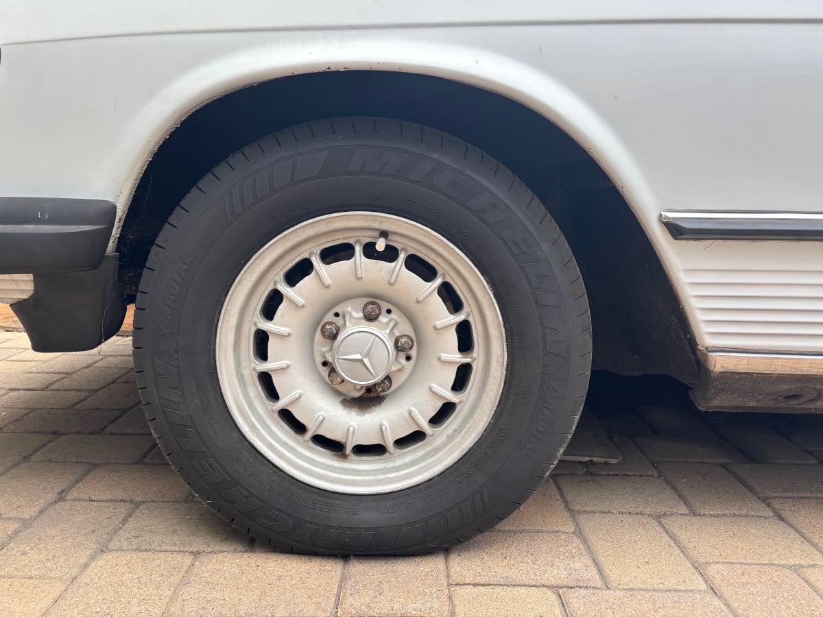 Mercedes-1985-white-3
