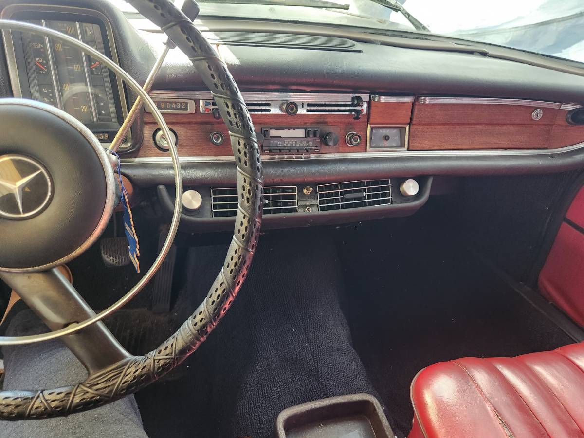 Mercedes-220b-1963-black-14