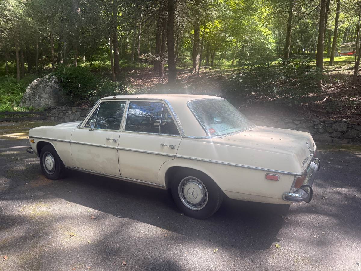 Mercedes-220d-diesel-1973-2