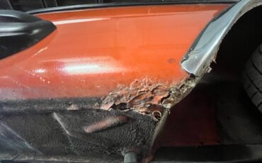 Mercedes-230e-1980-orange-11