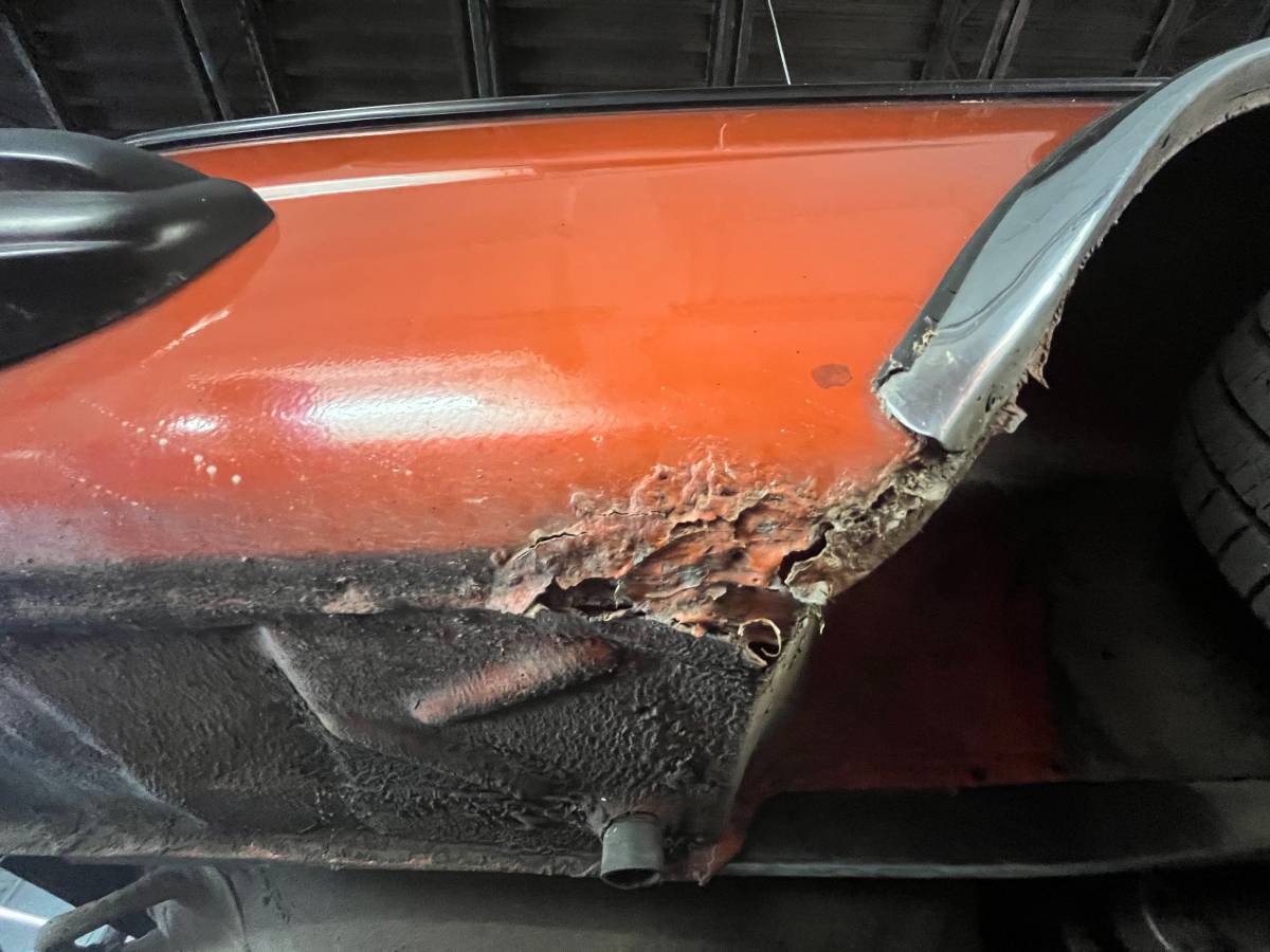 Mercedes-230e-1980-orange-11