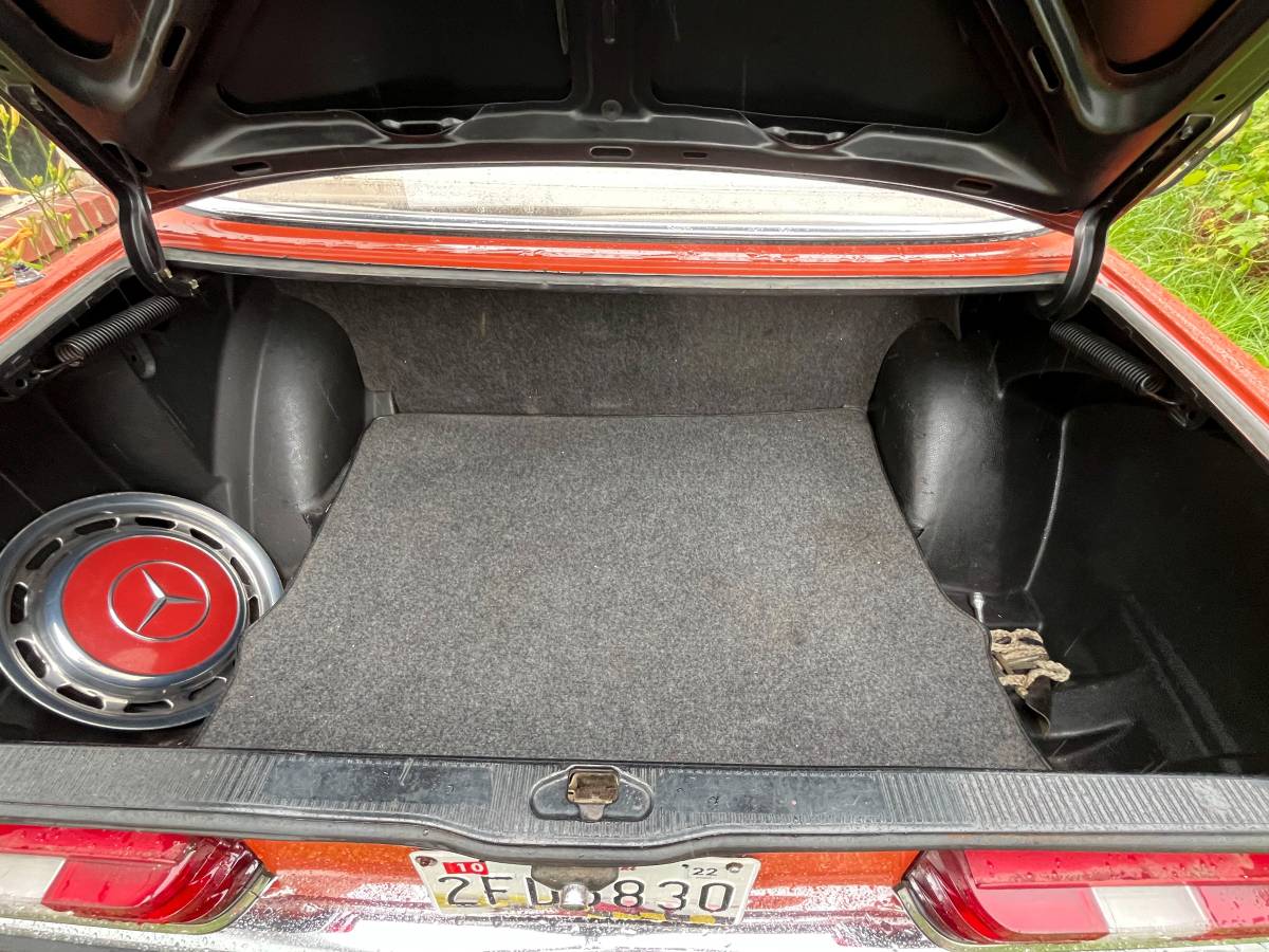 Mercedes-230e-1980-orange-18