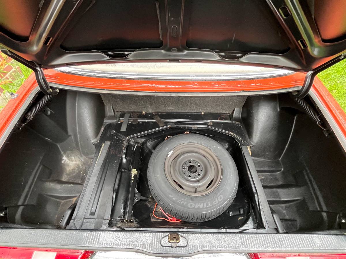 Mercedes-230e-1980-orange-19