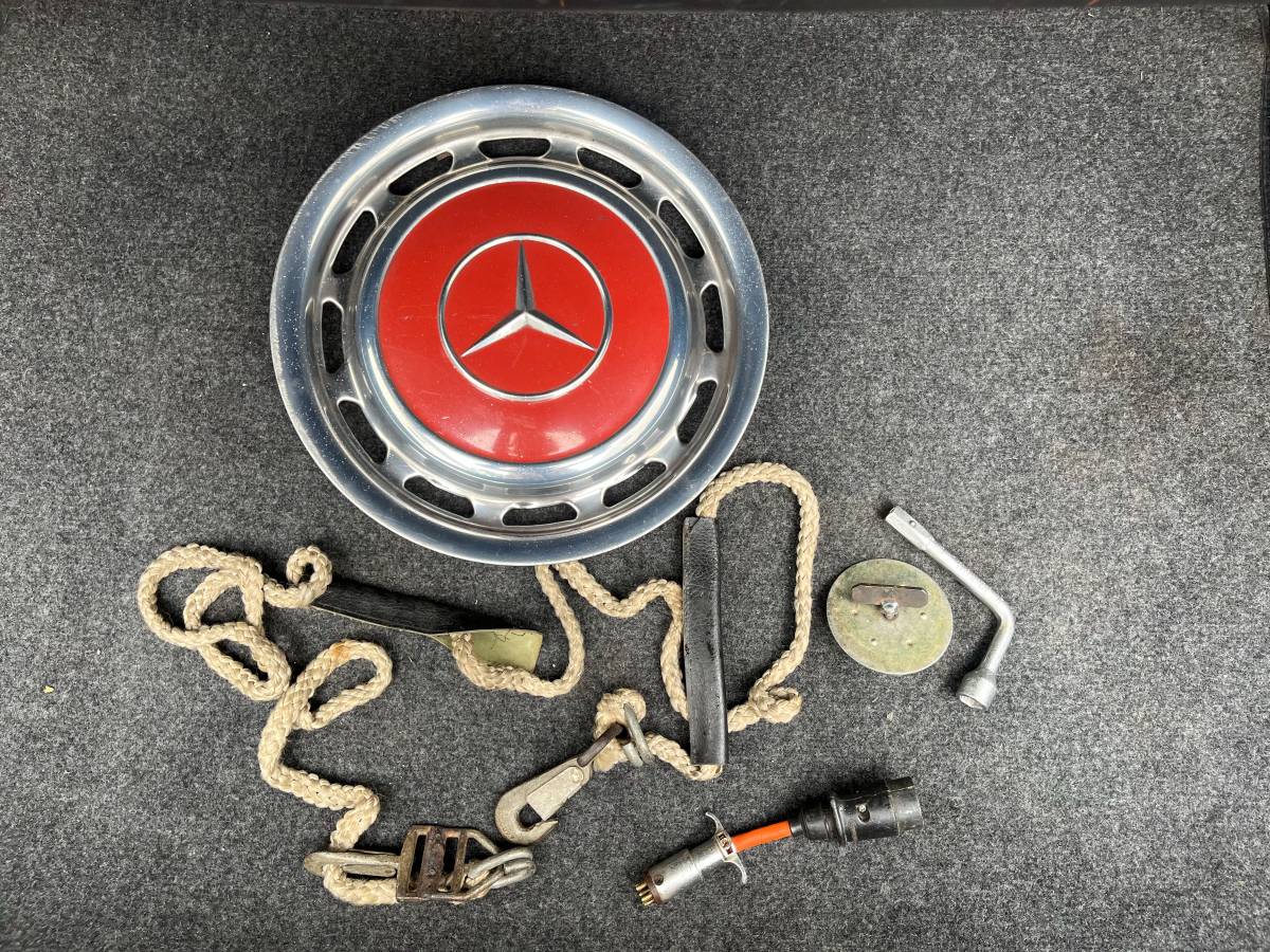 Mercedes-230e-1980-orange-20