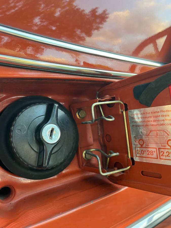 Mercedes-230e-1980-orange-4