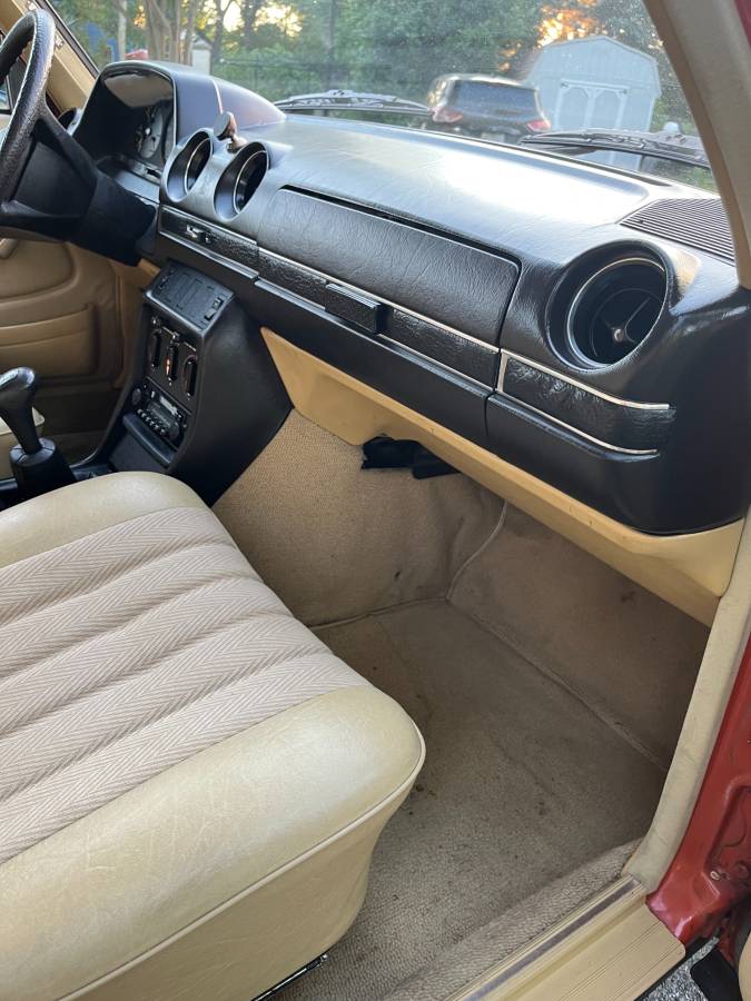 Mercedes-230e-1980-orange-6