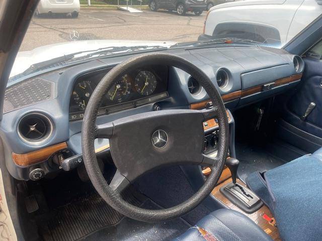 Mercedes-240-d-diesel-1982-5