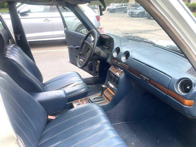 Mercedes-240-d-diesel-1982-8