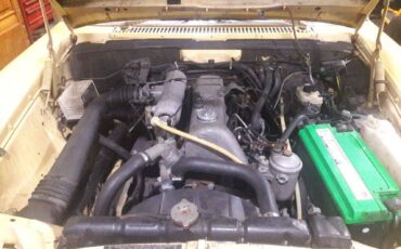 Mercedes-240d-diesel-1975-yellow-10