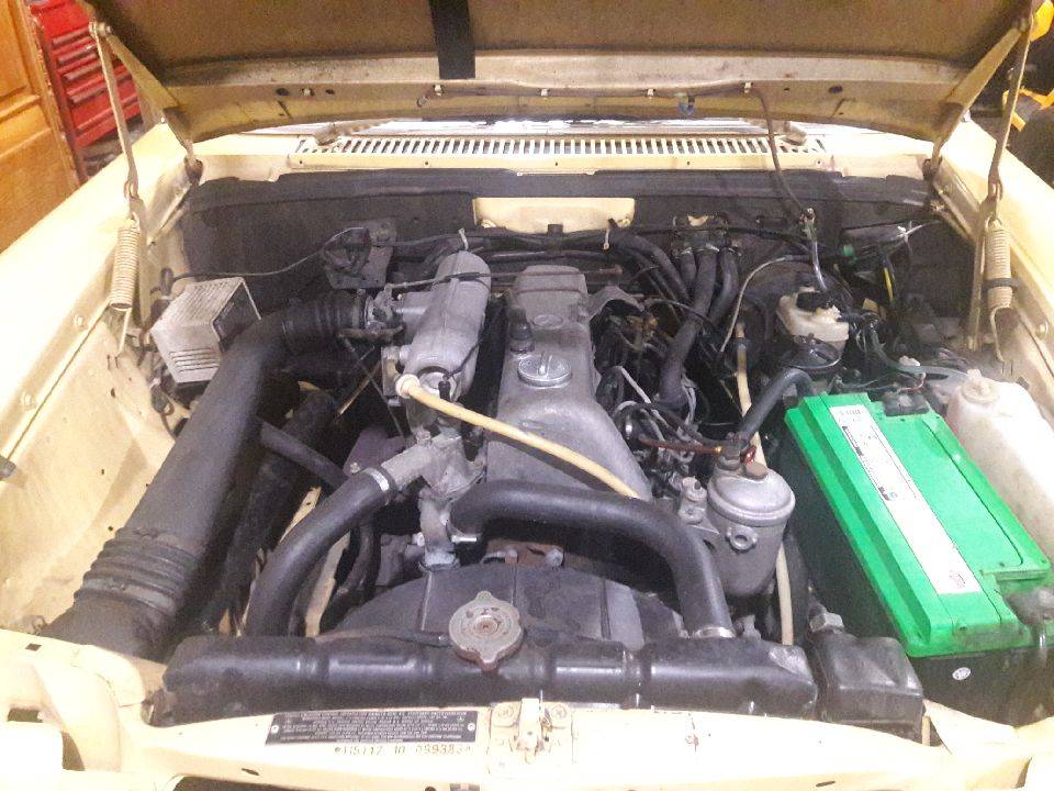 Mercedes-240d-diesel-1975-yellow-10