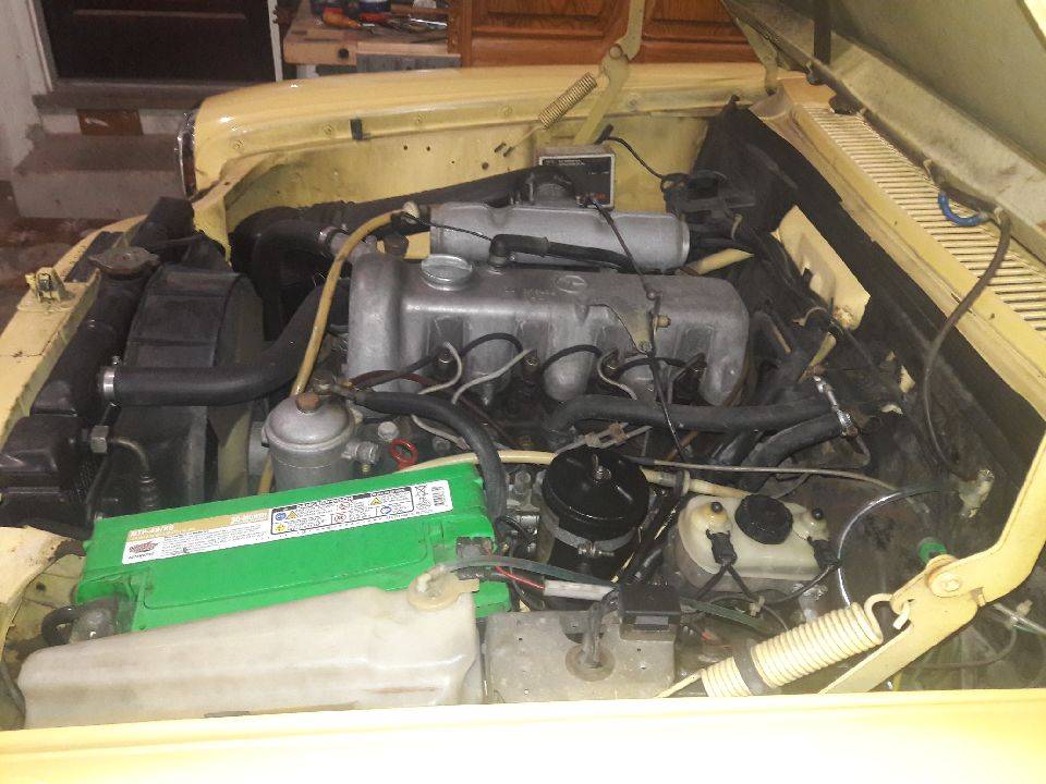 Mercedes-240d-diesel-1975-yellow-11