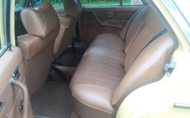 Mercedes-240d-diesel-1975-yellow-3
