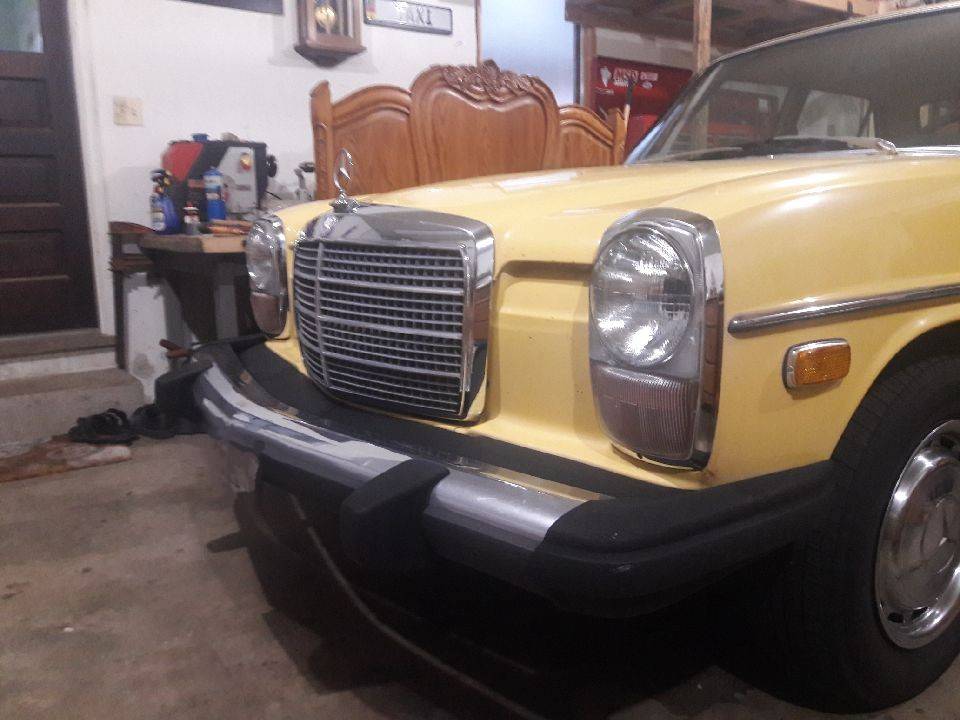 Mercedes-240d-diesel-1975-yellow-4