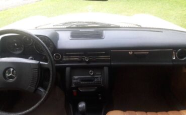 Mercedes-240d-diesel-1975-yellow-9