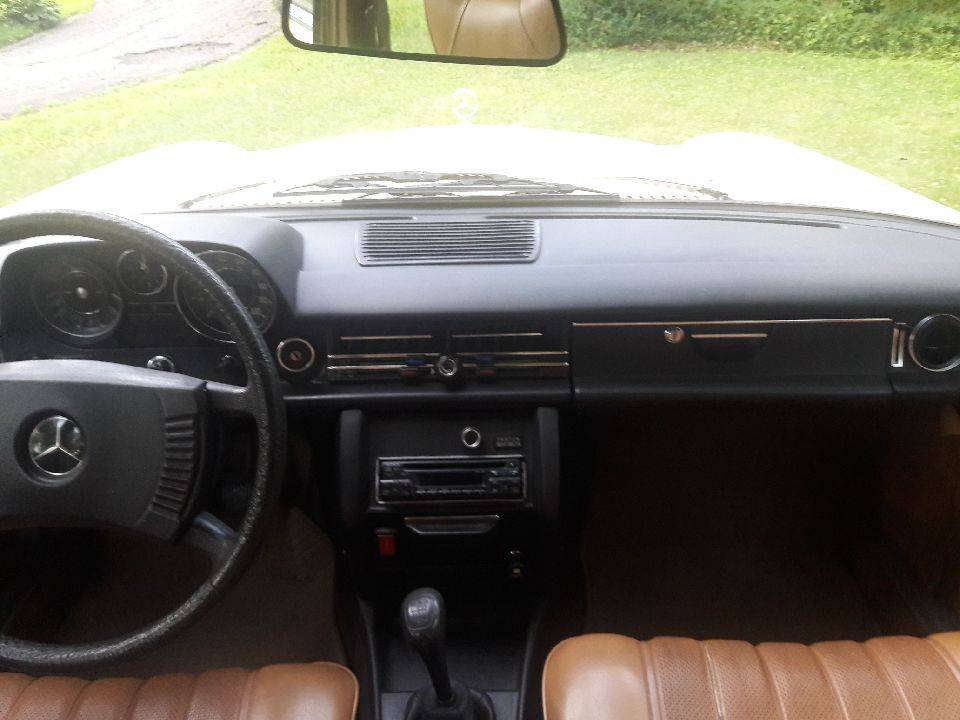 Mercedes-240d-diesel-1975-yellow-9
