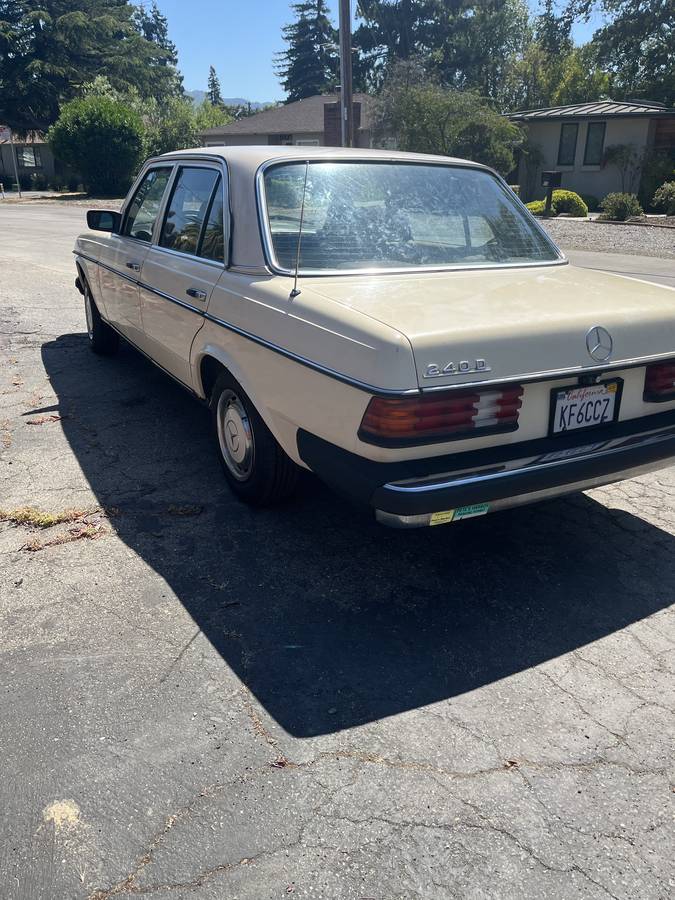 Mercedes-240d-diesel-1980-yellow-1