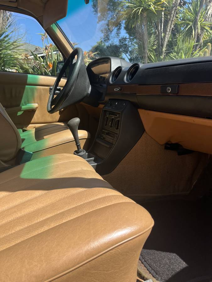 Mercedes-240d-diesel-1980-yellow-2