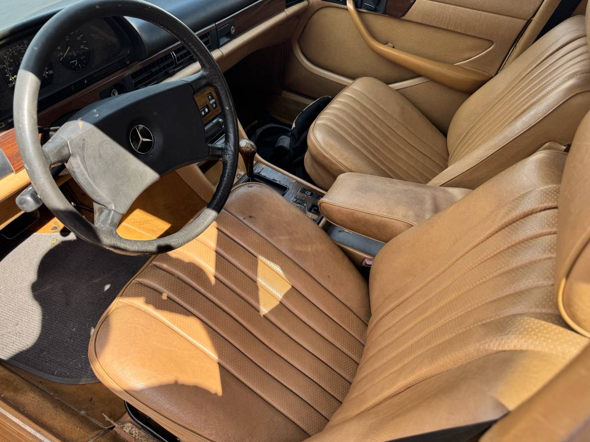 Mercedes-300-diesel-1983-custom-2