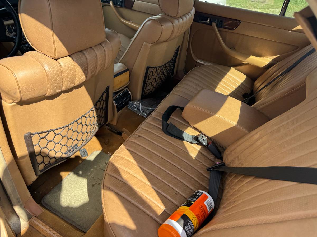 Mercedes-300-diesel-1983-custom-3