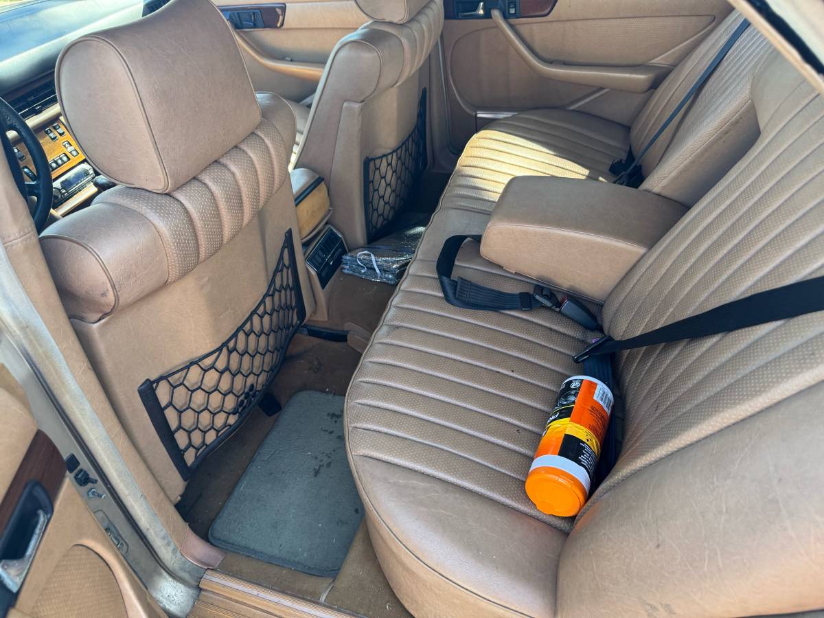 Mercedes-300-diesel-1983-custom-4