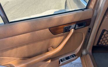 Mercedes-300-diesel-1983-custom-7