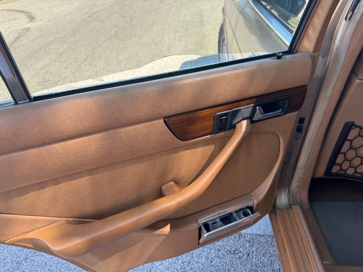 Mercedes-300-diesel-1983-custom-7