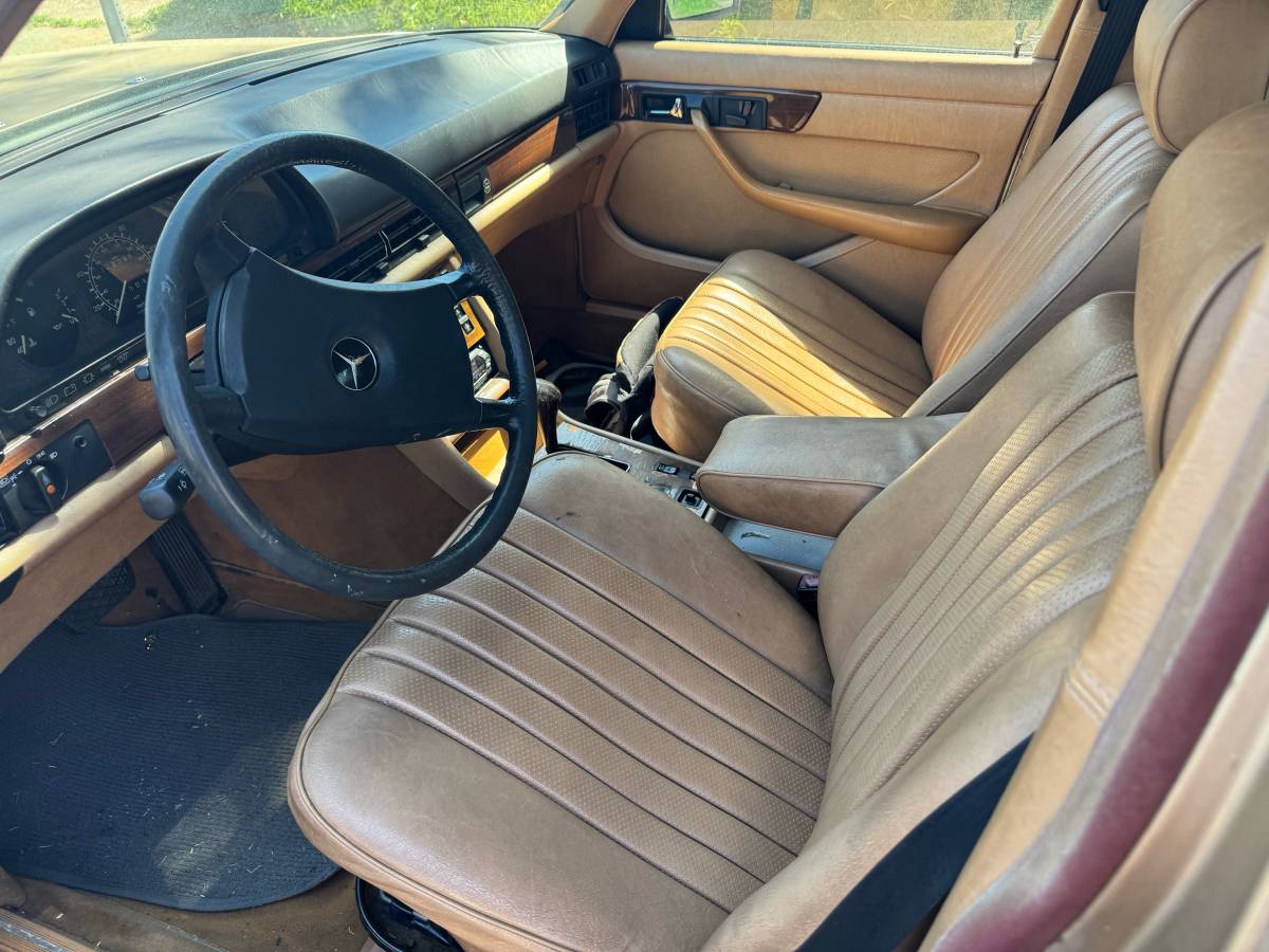Mercedes-300-diesel-1983-custom-8