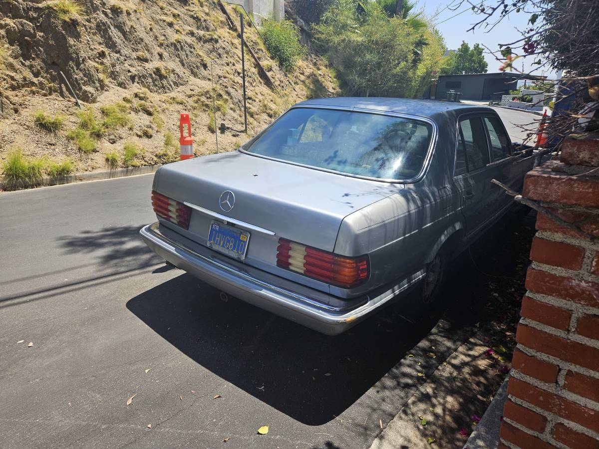 Mercedes-300-diesel-1984-blue-3