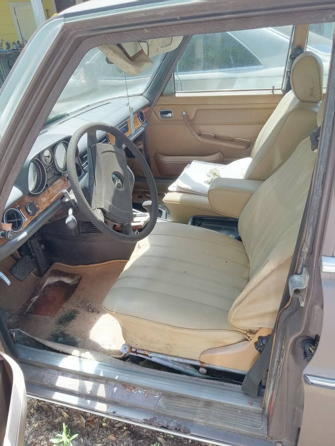Mercedes-300-diesel-5-cyl.-1976-brown-3