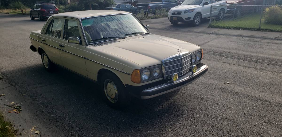 Mercedes-300d-diesel-1979-yellow-1