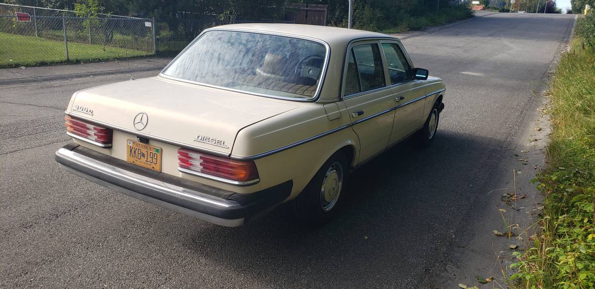 Mercedes-300d-diesel-1979-yellow-2