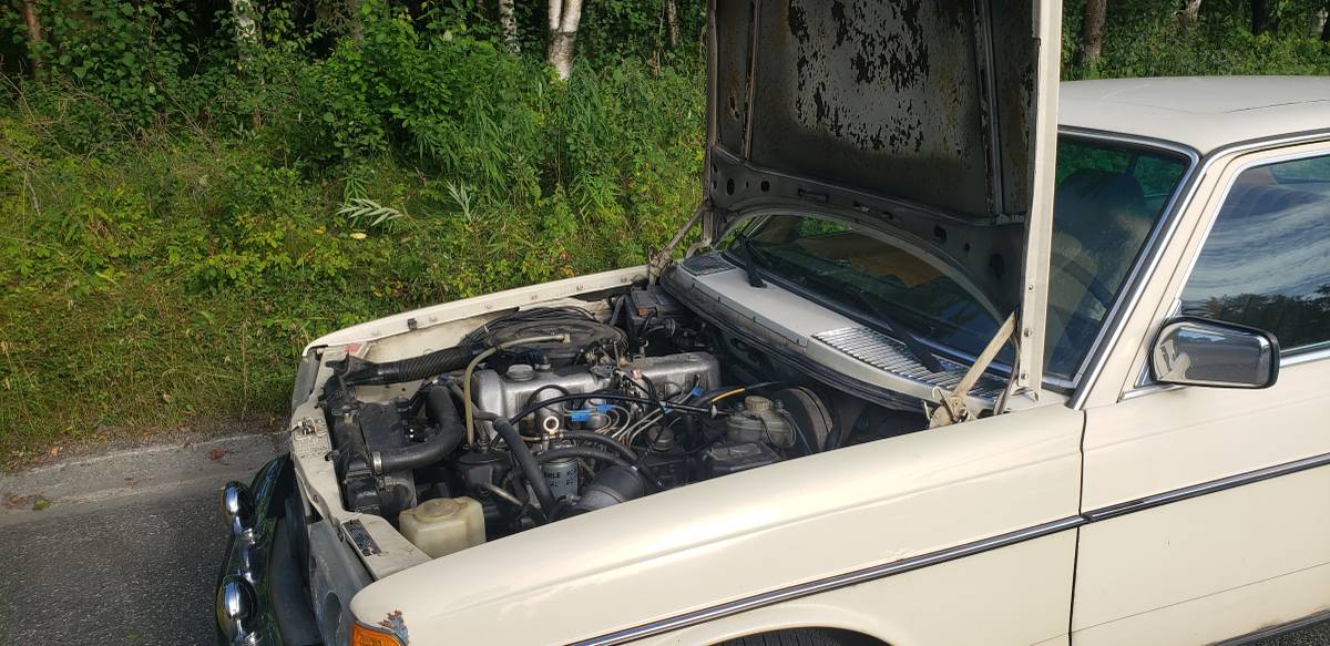 Mercedes-300d-diesel-1979-yellow-9
