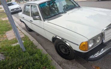 Mercedes-300d-diesel-1980-white-2