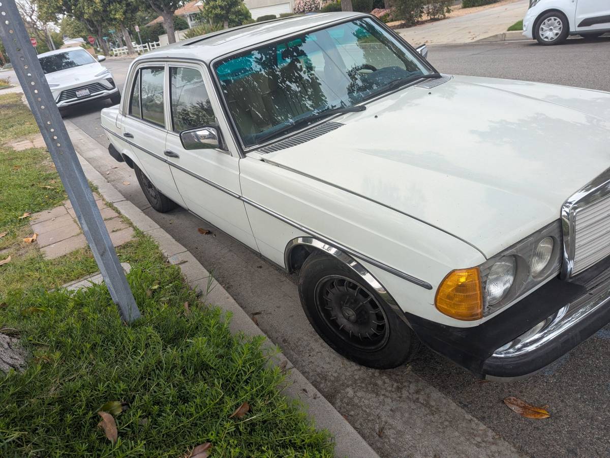 Mercedes-300d-diesel-1980-white-2