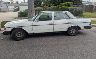 Mercedes-300d-diesel-1980-white-3