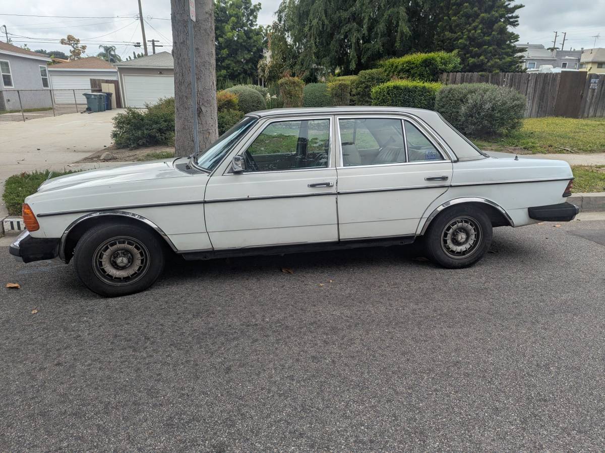 Mercedes-300d-diesel-1980-white-3