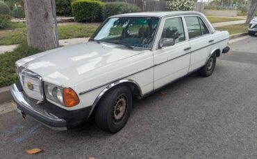 Mercedes-300d-diesel-1980-white