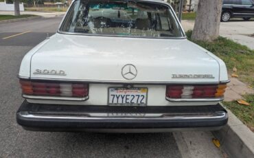 Mercedes-300d-diesel-1980-white-4