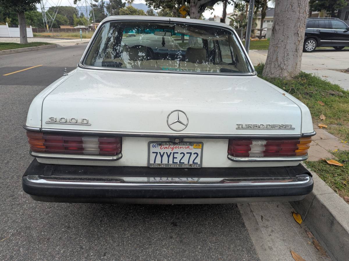 Mercedes-300d-diesel-1980-white-4