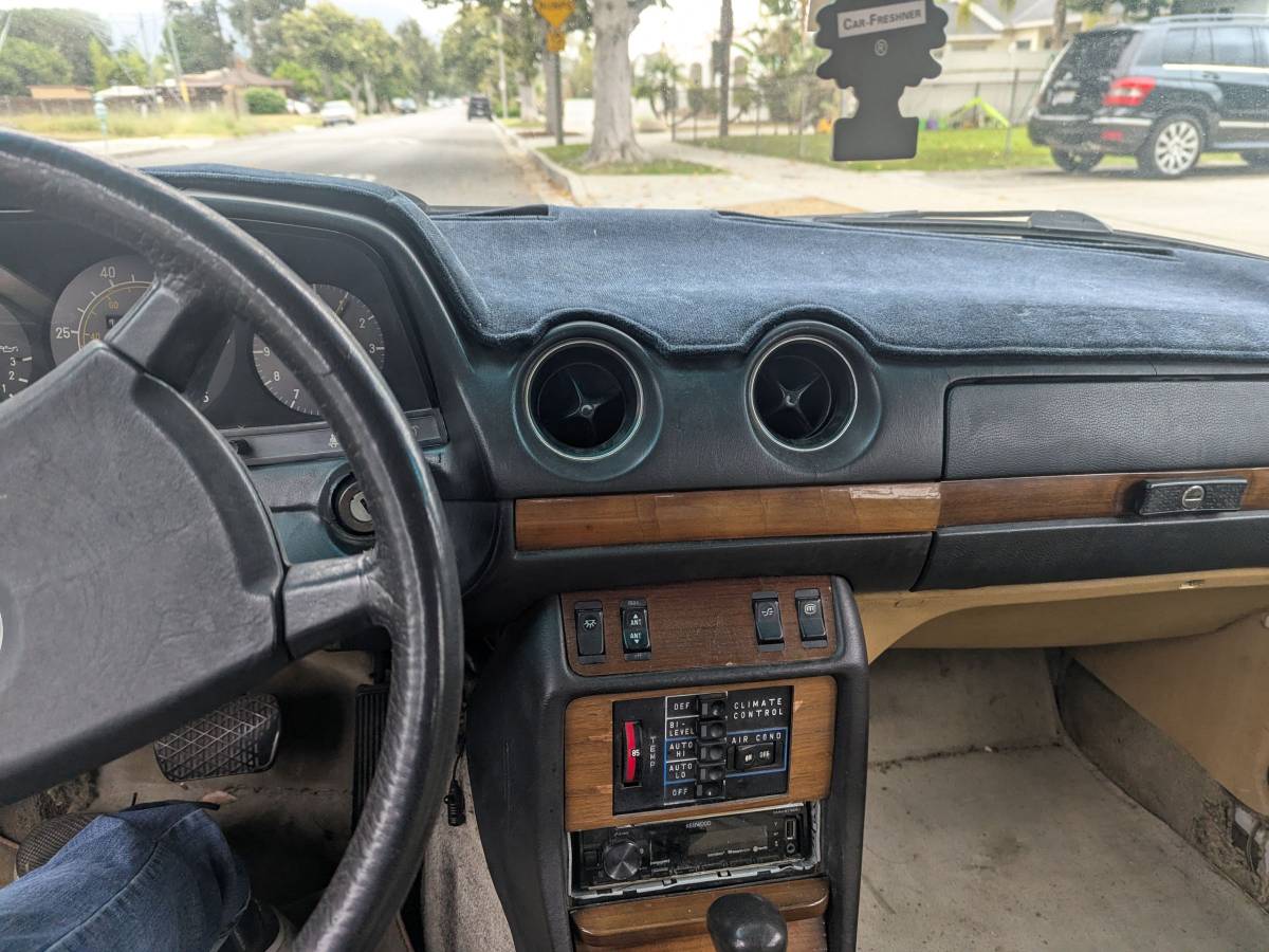 Mercedes-300d-diesel-1980-white-5